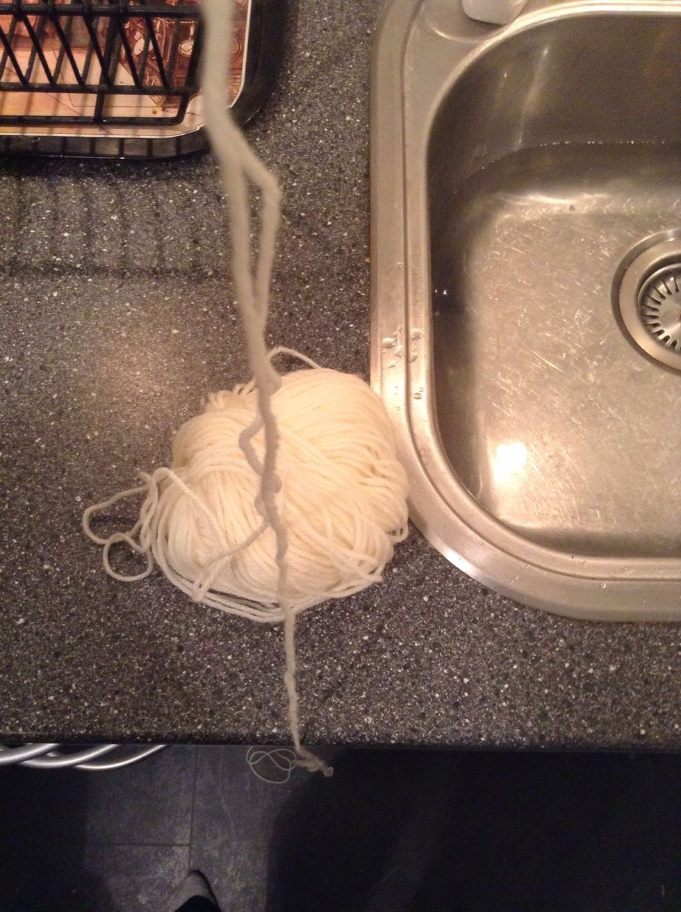 Cut about 1 meter cotton string