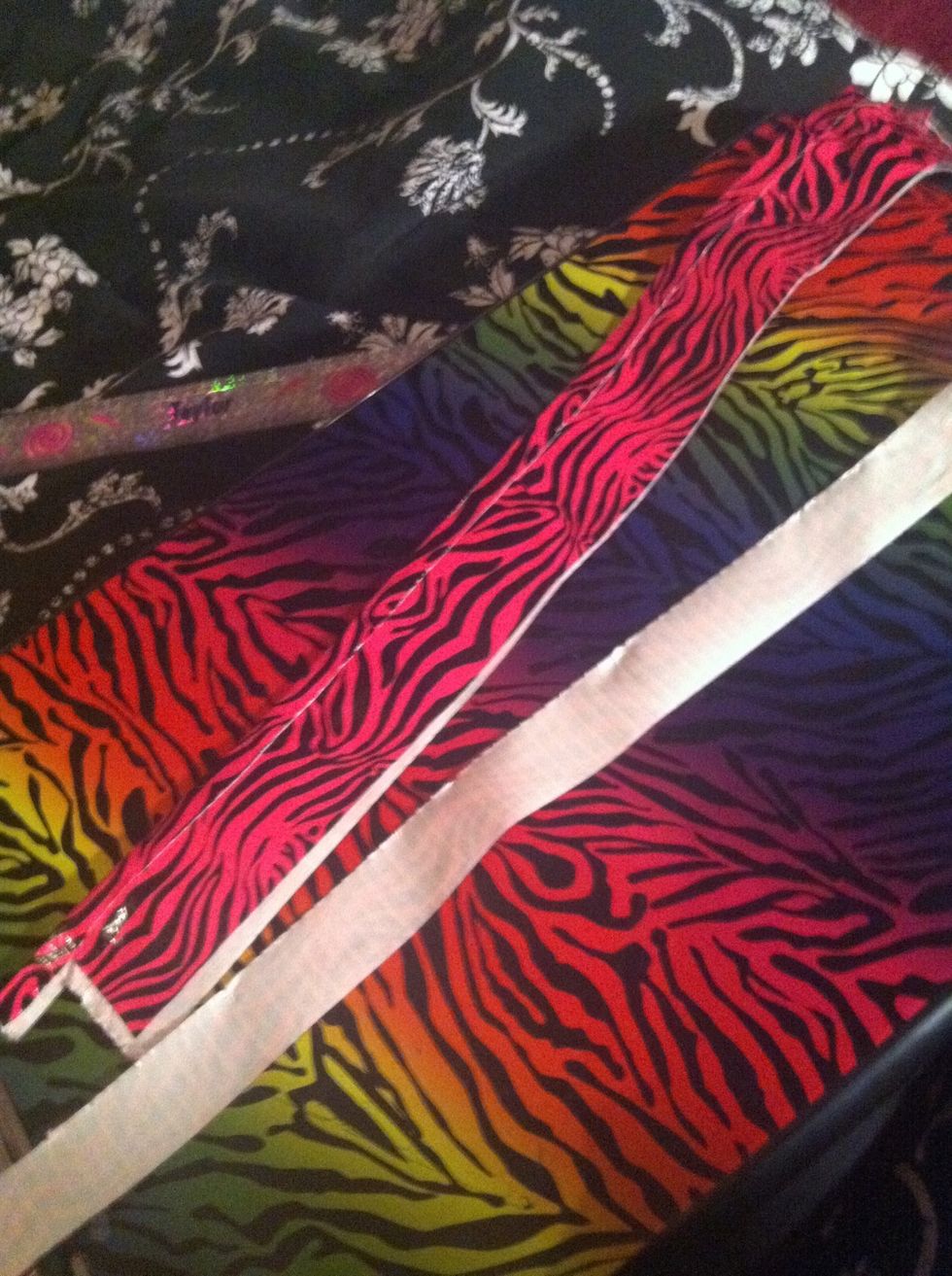 Cut another 18\u2033 and tear it in half lengthwise. Set aside one half to use for the bottom and use the other half to create a smooth top seam on your long strip of tape do same to bottom like in pic^