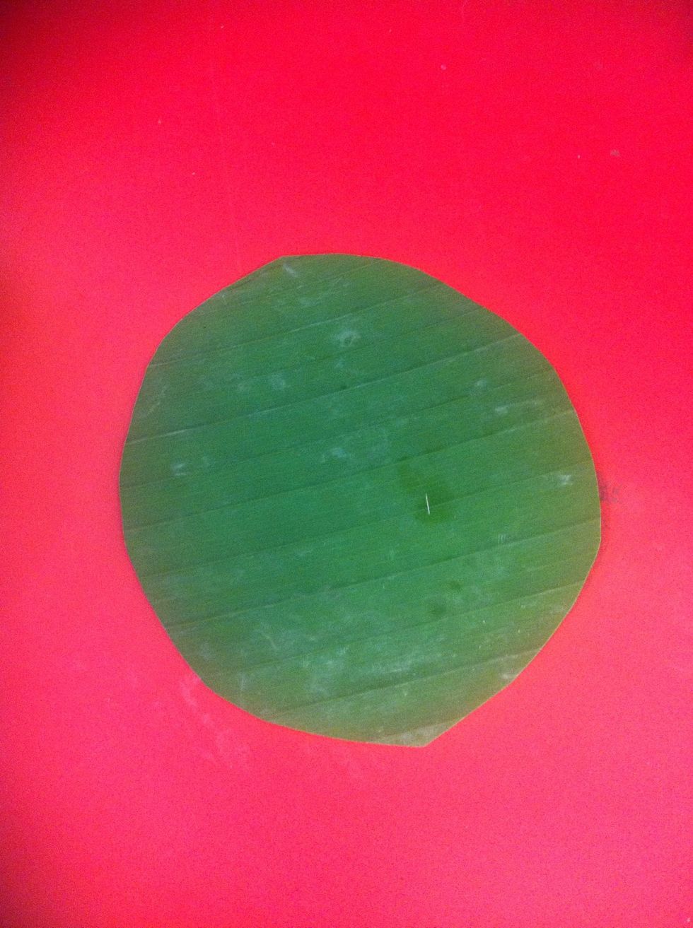 Cut banana leaf be a circle.
