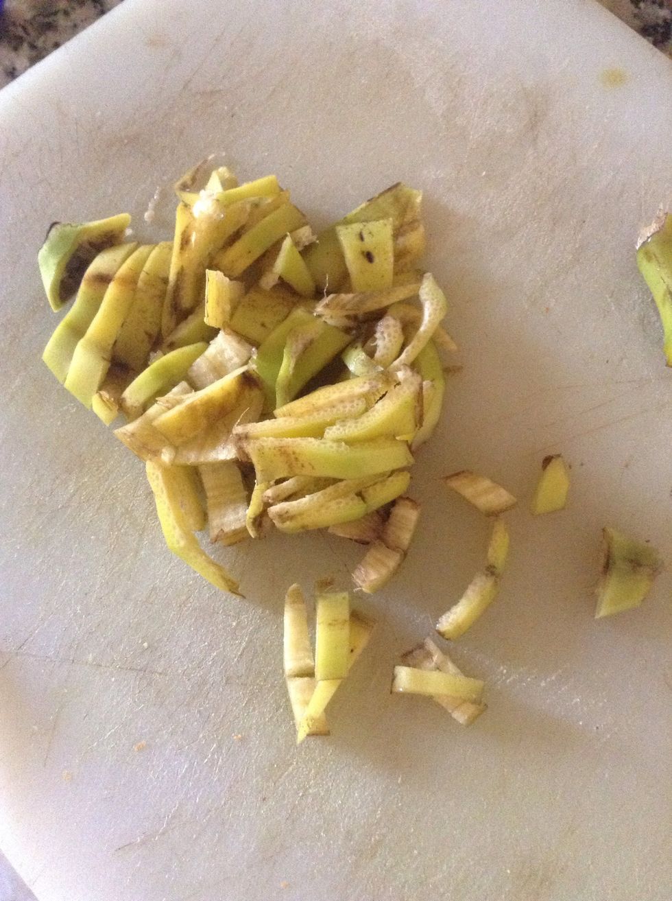 Cut banana peal in smaller pieces