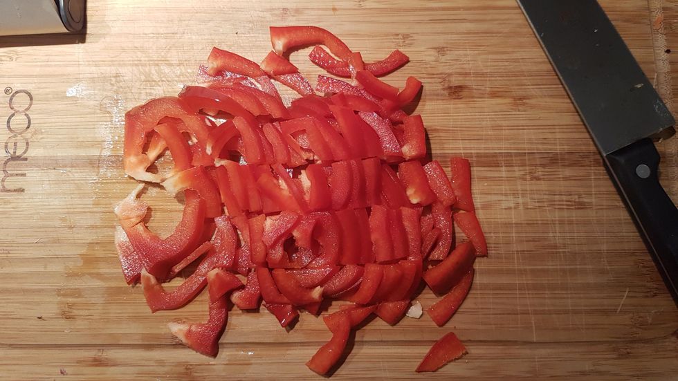 Cut capsicum to smaller strips and put aside.