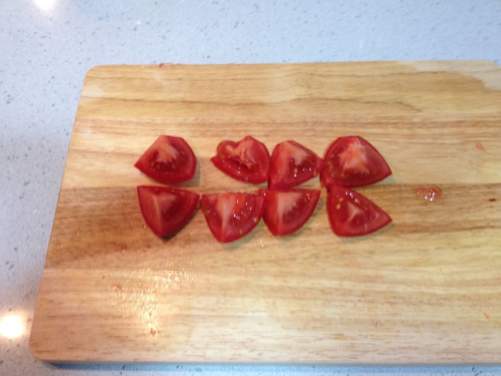 Cut each tomato in 8 pieces