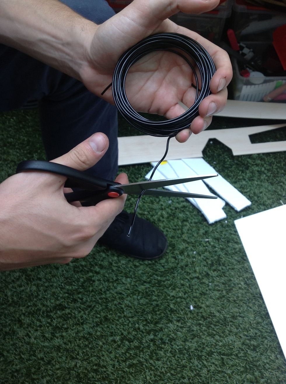 Cut five pieces of two or three inch wire.