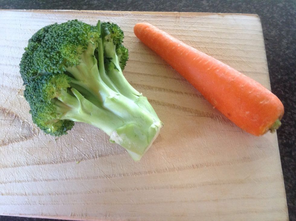 Cut flowerets from broccoli. Peel and slice carrot.