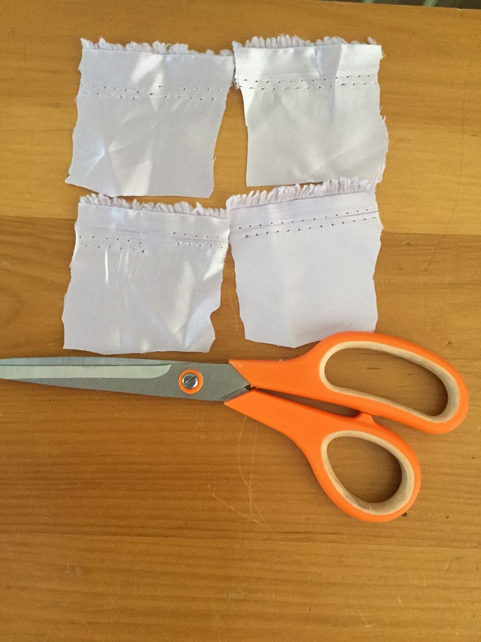 Cut four squares out of one piece of material. Do the same for the other chosen piece. You can make two drinks mats with this guide