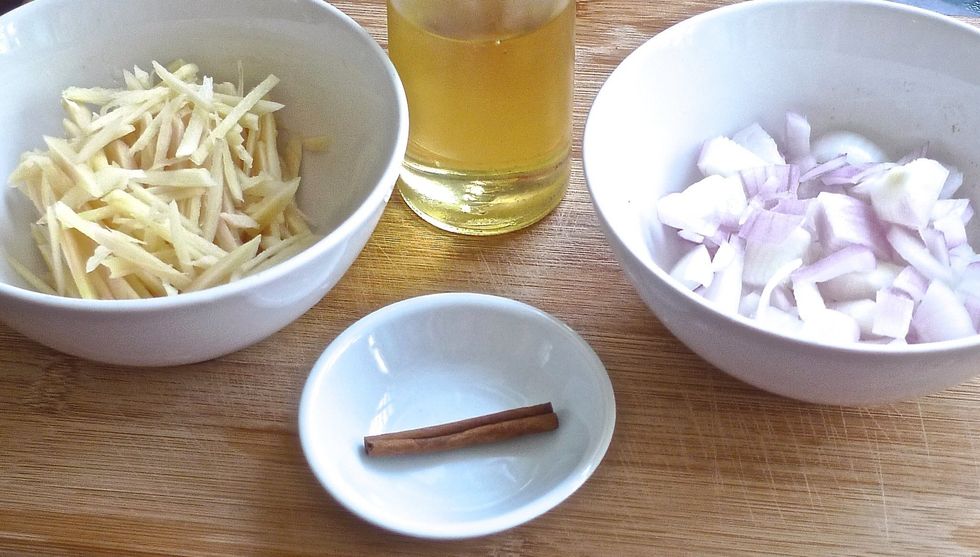 Cut ginger into thin strips, cut onions into cubes, 2 cm cinnamon stick, 5 tablespoons oil.