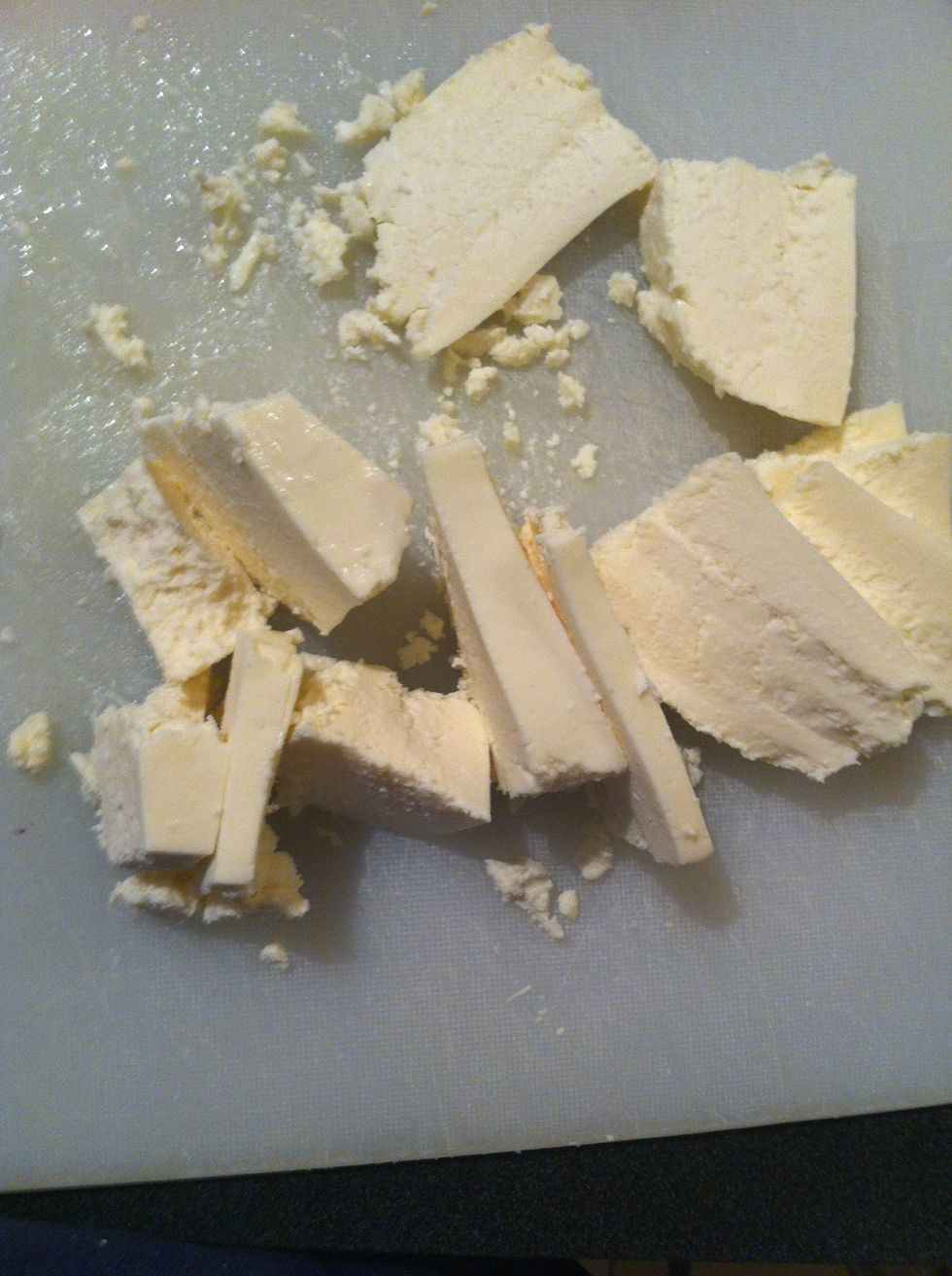 Cut half of the fresh cheese then cut it into medium pieces