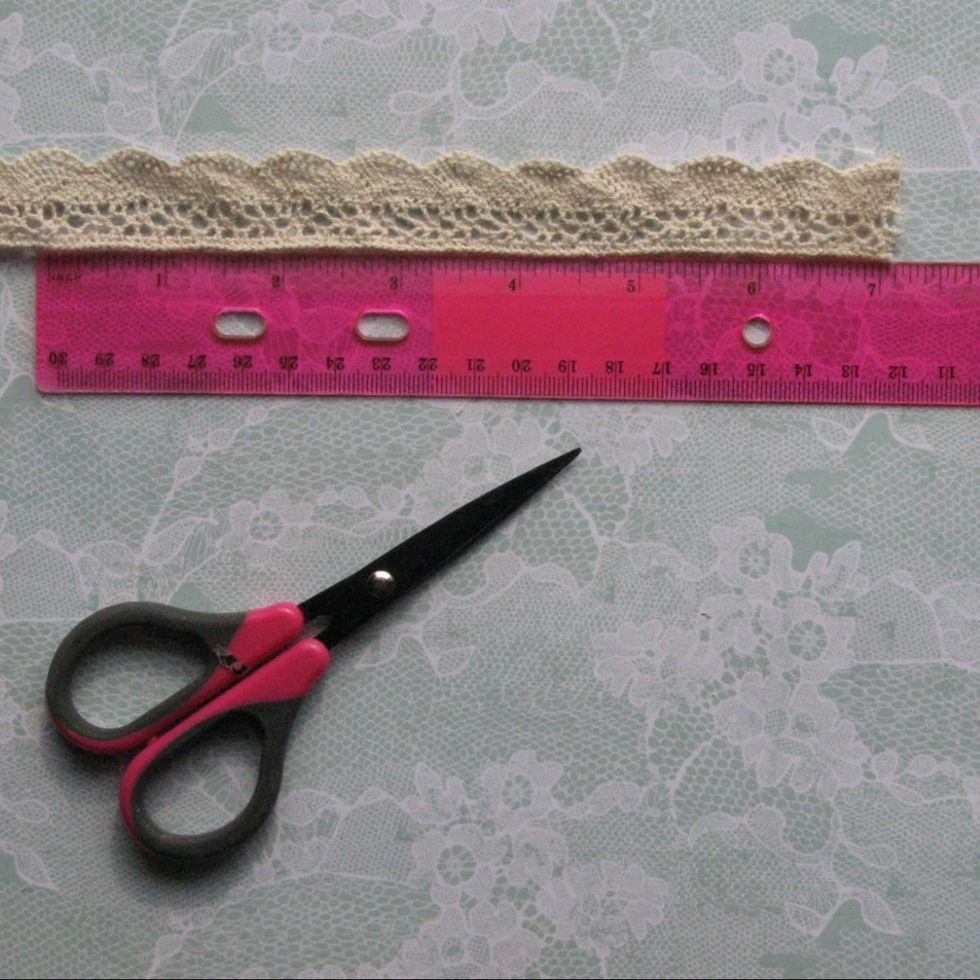 Cut lace to 7 inches.