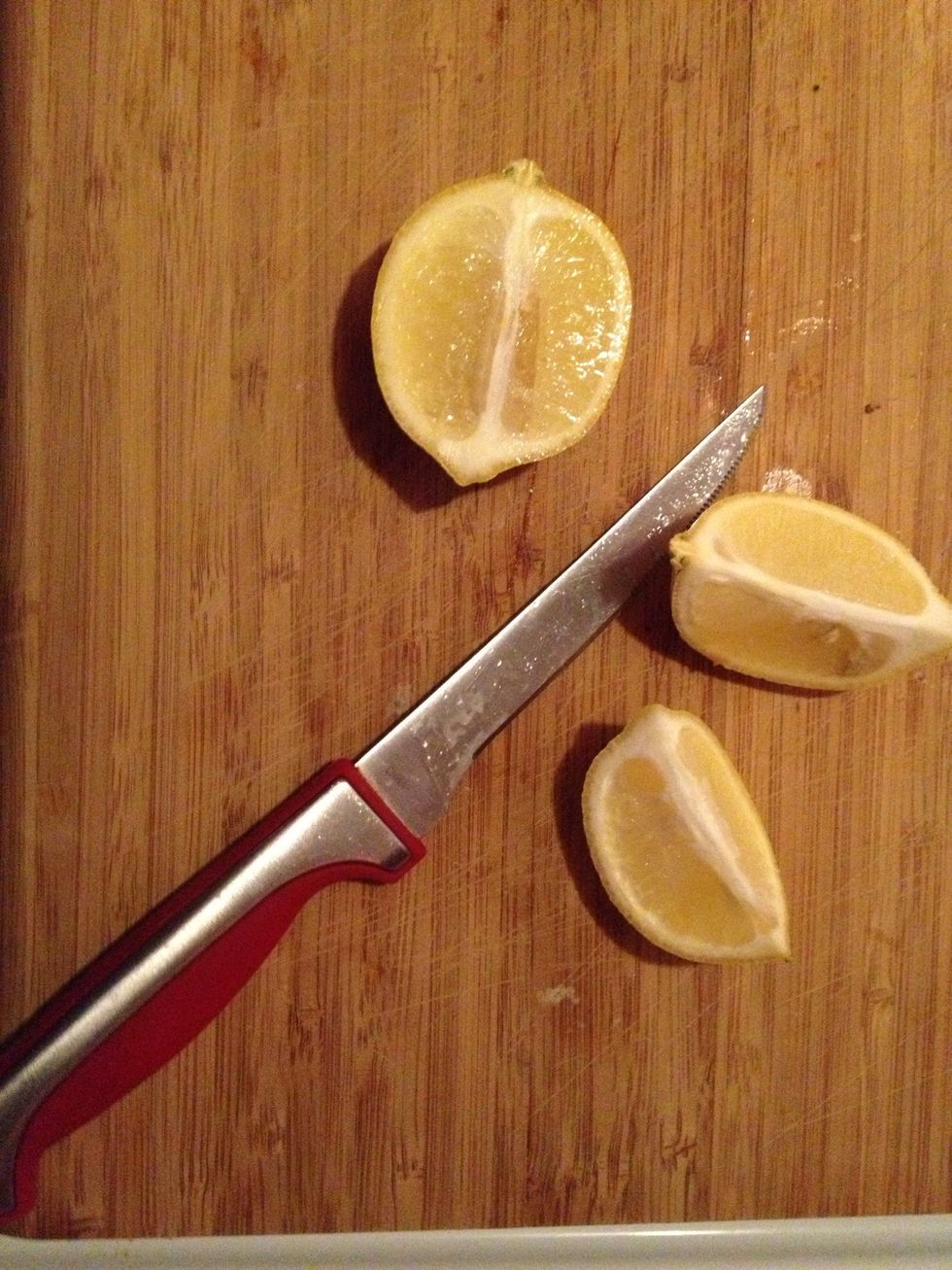 Cut lemon .