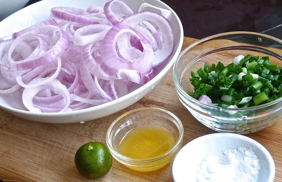 Cut more onions into rings, squeeze lime juice from 2 calamansi, chopped spring onions, salt to taste.