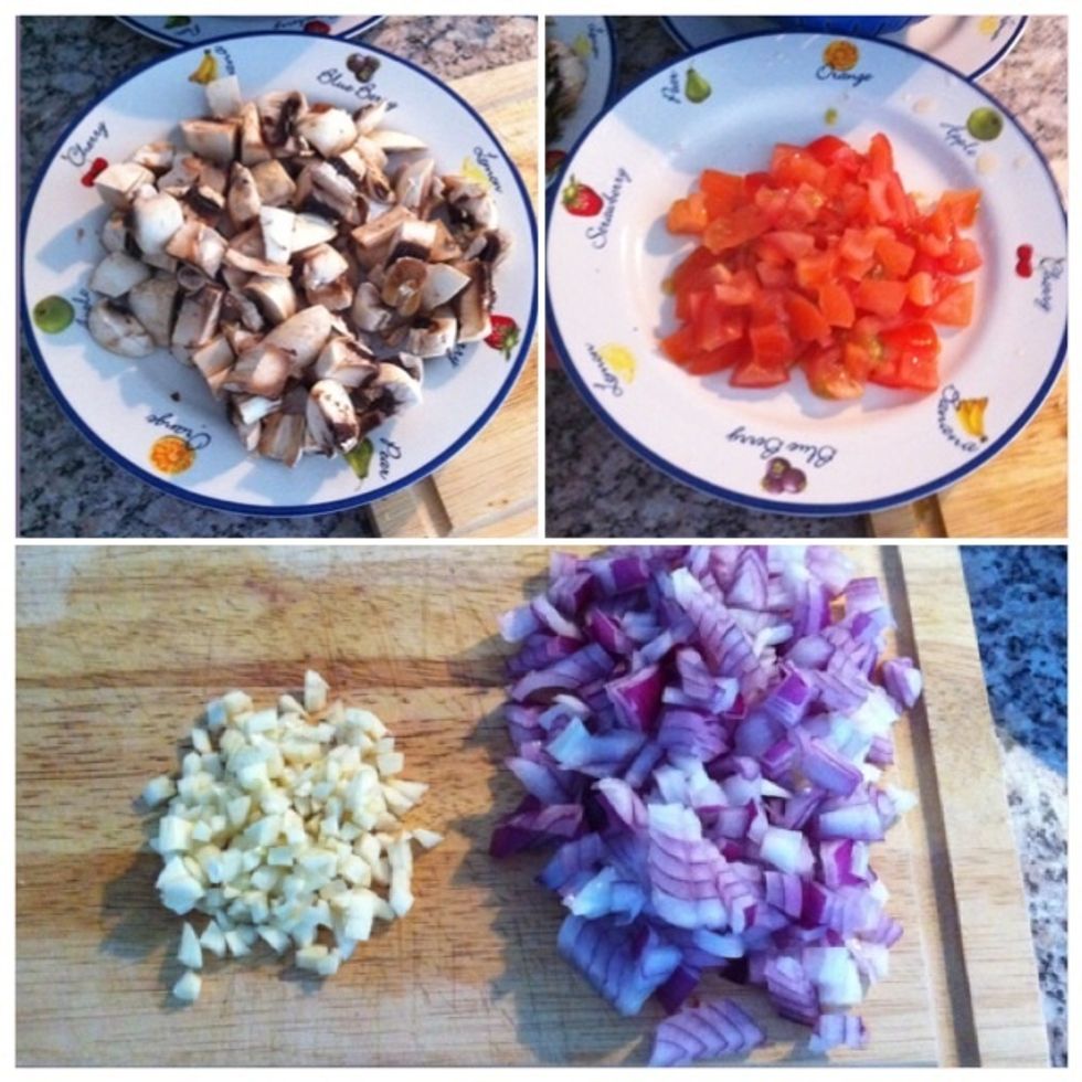 Cut mushrooms and tomatoes into cubes. Dice garlic and onions.