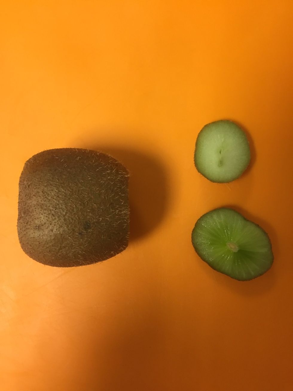 Cut off the ends of the kiwi without taking too much of it.