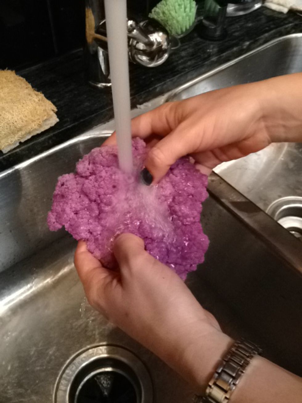 Cut off the outer green leaves and wash the cauliflower.