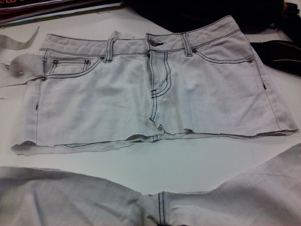 Cut off the pant legs level with the beginning of the legs. Cut at least 2cm below the bottoms of the back pockets and below the zipper, for seam allowance.