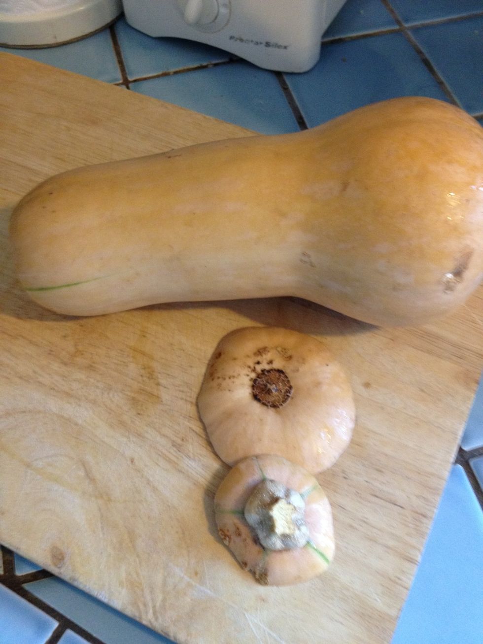 Cut off the two ends of the squash.