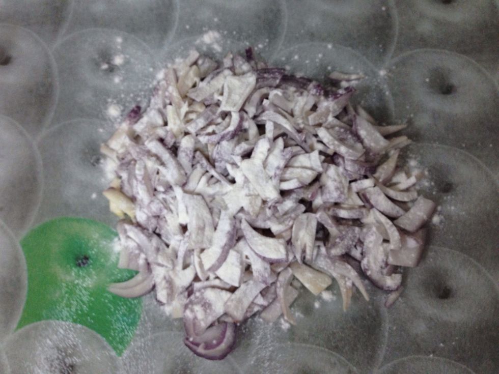 Cut one big onion to small pieces and add some four on it--------------- \u064a\u0642\u0637\u0639 \u0627\u0644\u0628\u0635\u0644 \u0627\u0644\u064a \u0642\u0637\u0639 \u0635\u063a\u064a\u0631\u0629 \u0643\u0645\u0627 \u0647\u0648 \u0641\u064a \u0627\u0644\u0635\u0648\u0631\u0629 \u062b\u0645 \u0646\u0636\u064a\u0641 \u0627\u0644\u064a\u0647 \u0628\u0639\u0636 \u0627\u0644\u062f\u0642\u064a\u0642  (\u0645\u0644\u0639\u0642\u0629 \u0643\u0628\u064a\u0631\u0629)