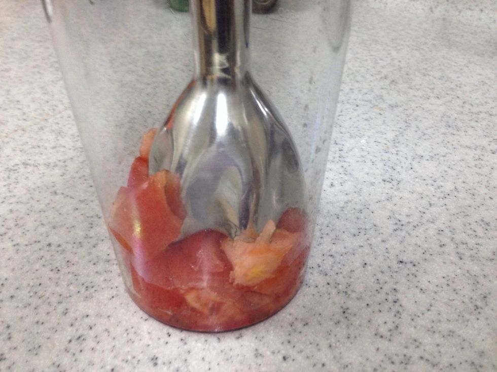 Cut  one big tomato-------- \u0646\u0642\u0637\u0639 \u062b\u0645\u0631\u0629 \u0637\u0645\u0627\u0637\u0645 \u0648\u0627\u062d\u062f\u0647 \u0643\u0628\u064a\u0631\u0629