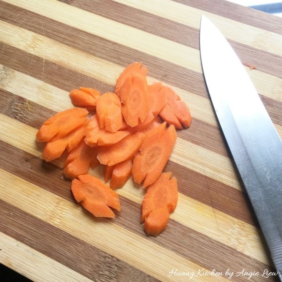 Cut one carrot into slices.