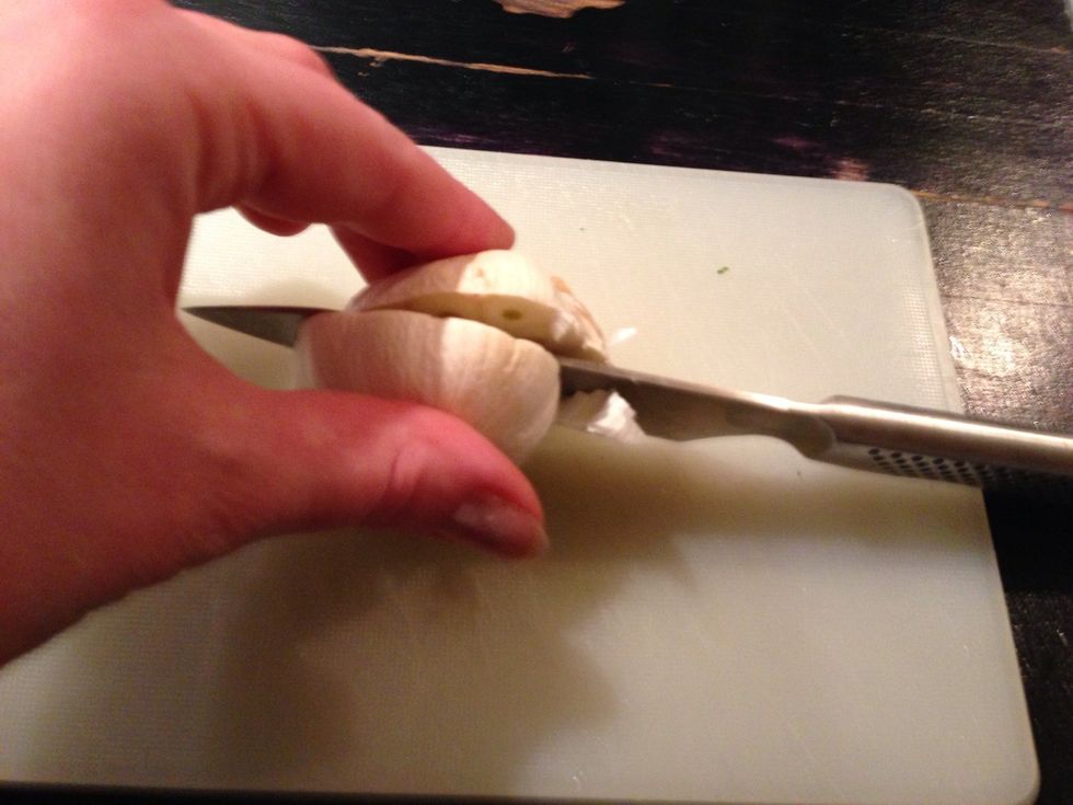 Cut one garlic in the middle and do the same with 2-3 tomatoes