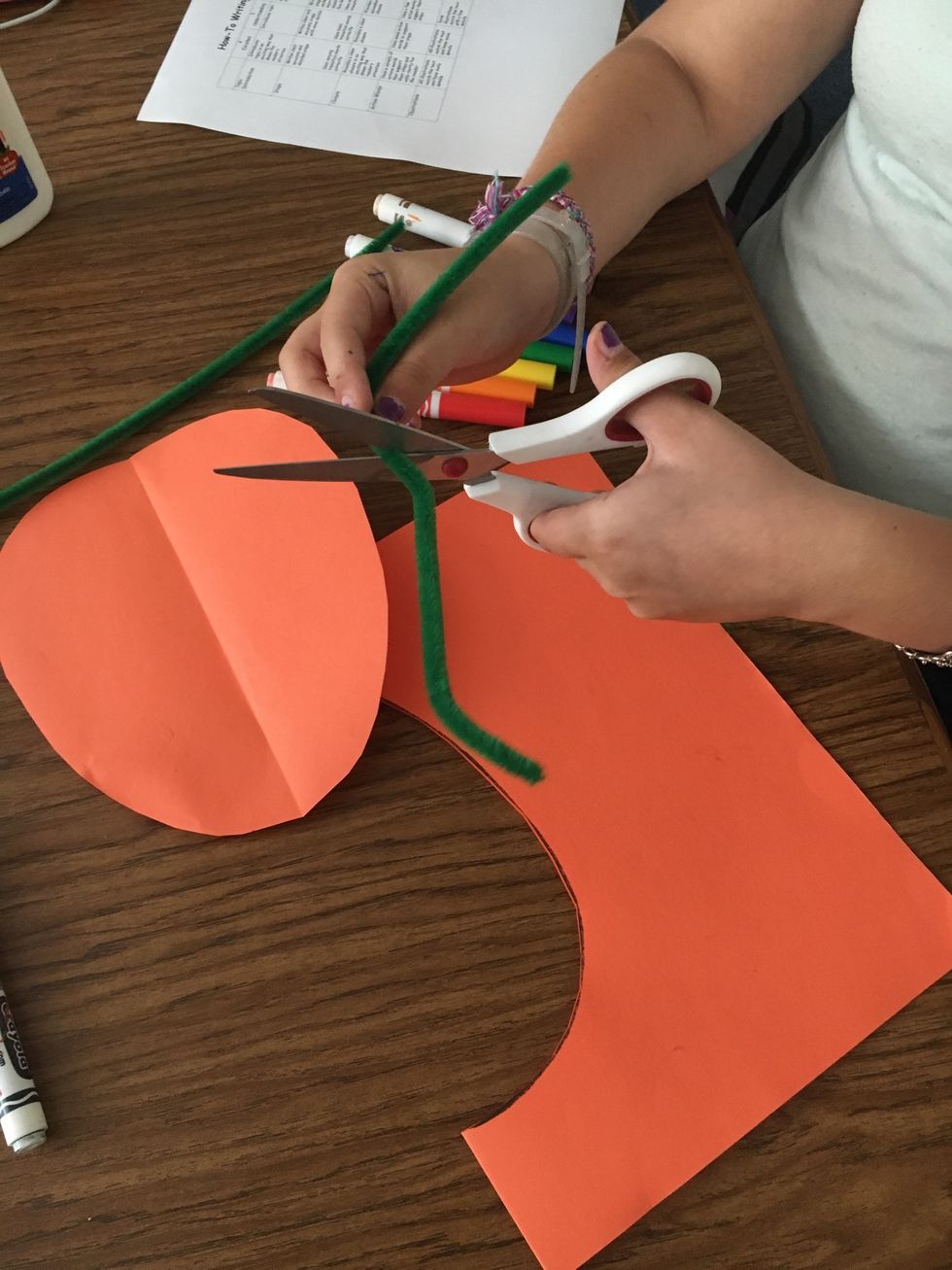 Cut one green pipe cleaner in half.