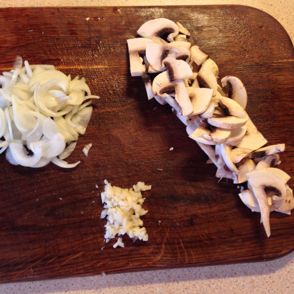 Cut onion, mushrooms and garlic.