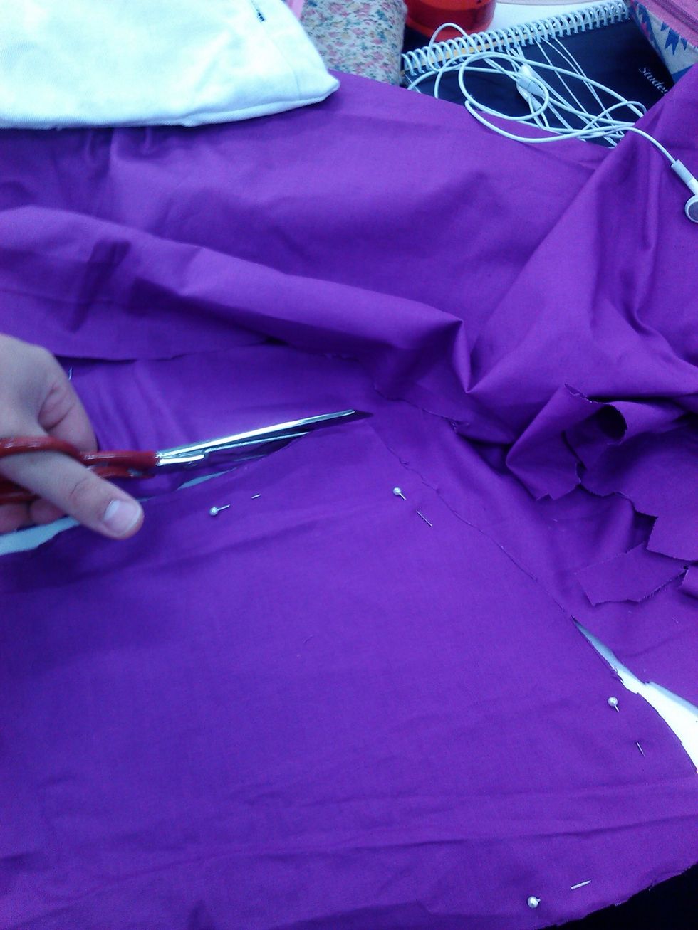 Cut our two pieces of lining (to get the right measurement trace the bag) the same size. You can do it any colour you want.