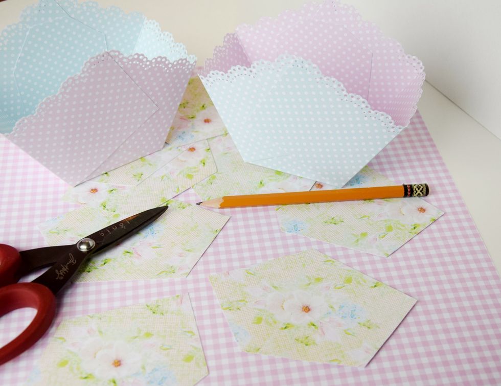 Cut out 8 details from paper sheets