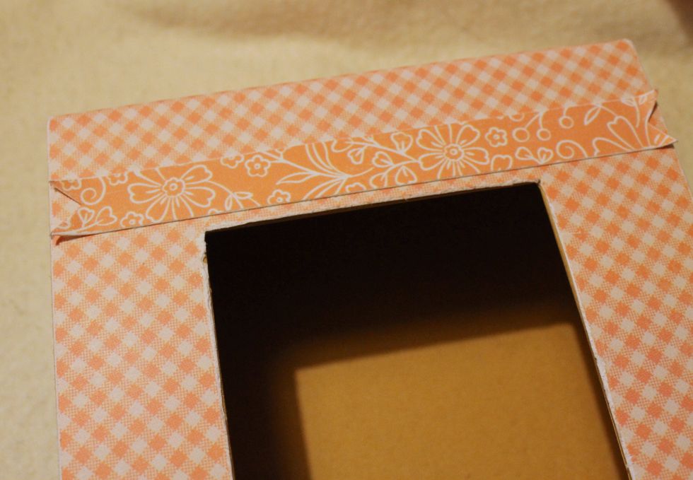 Cut out a small strip of 5x0,5' from pink floral paper and attach it to the top of the box.