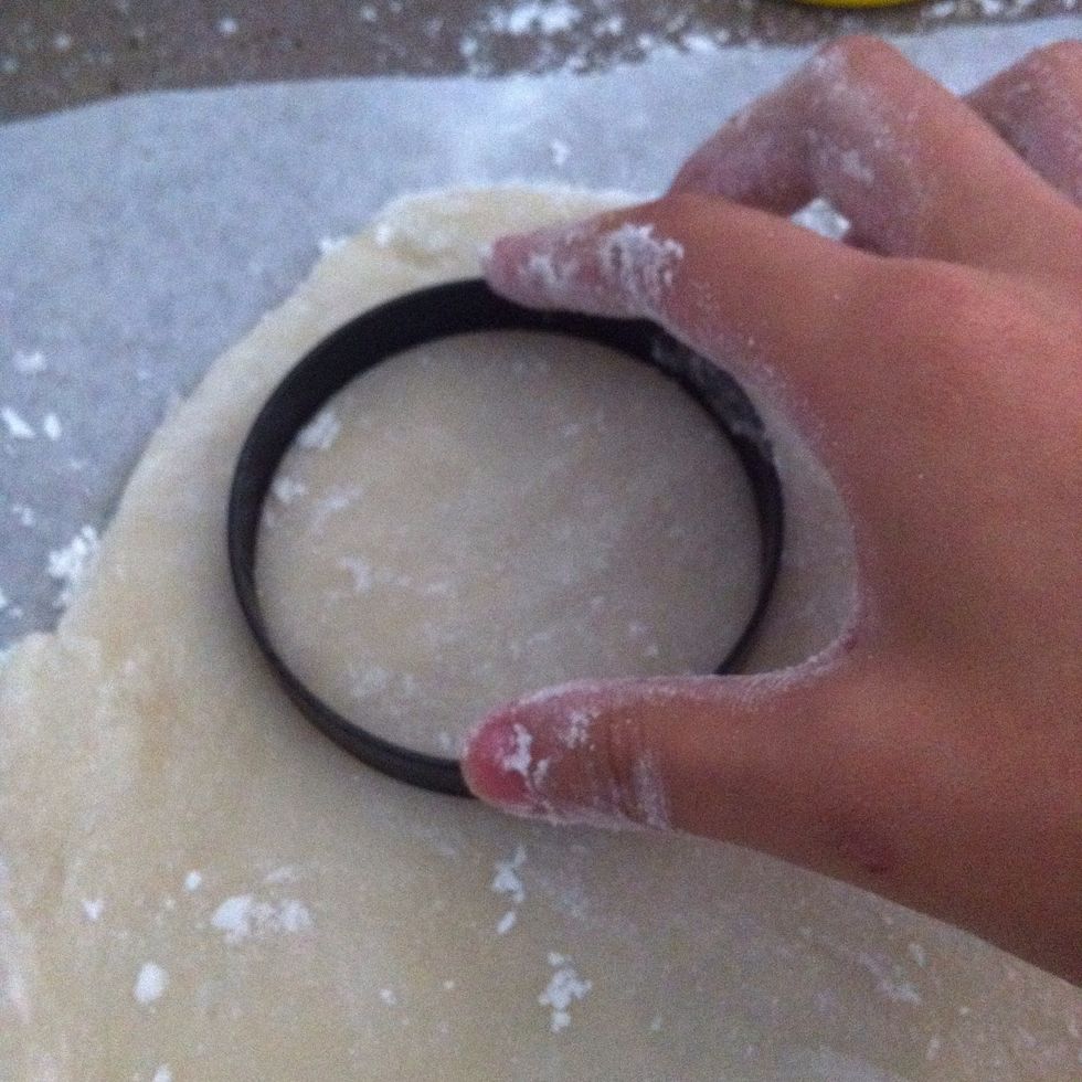 Cut out circles, a 9cm cutter is a nice size (flour the cutter; this is sticky business and your fingers will most definitely aquire a nice layer of mochi)