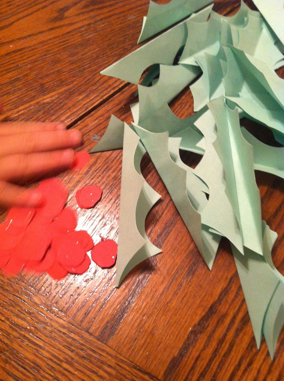 Cut out circles from the accordioned strips. Make sure not to leave any edges attached.
