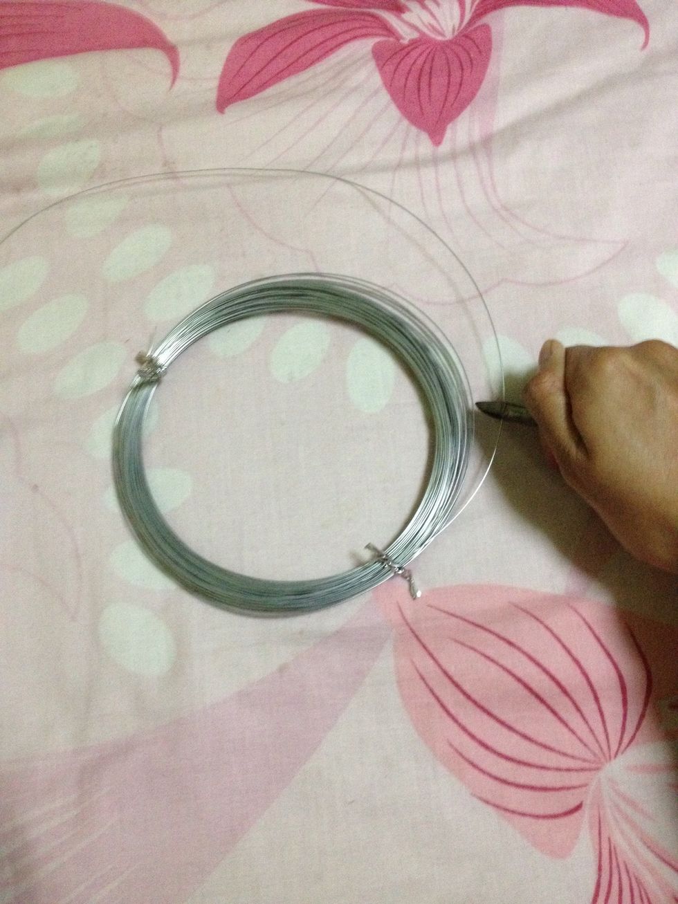 Cut out sufficient wire to make the perimeter of your 5-petaled flower and stem. You may cut a short piece first for trial.