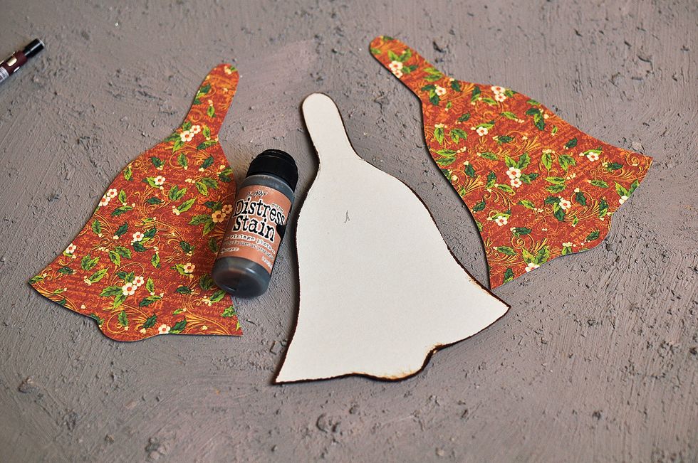 Cut out the bells of paper. Paint with Disress Stain the edge of the bell
