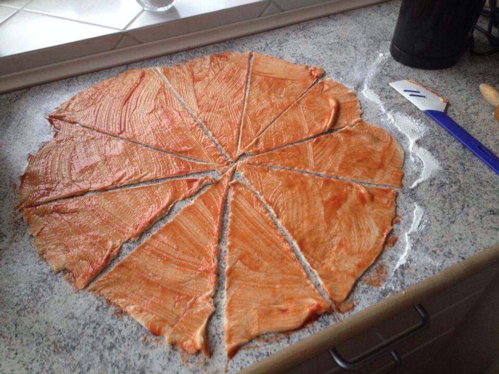 Cut out the circle in triangles