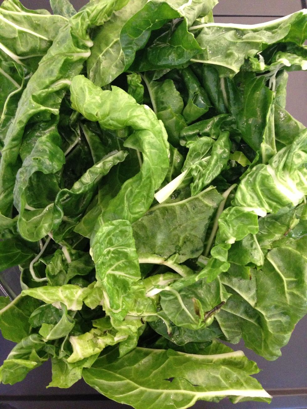 Cut out the green part. 2 bundles should render 800-950 g leaves