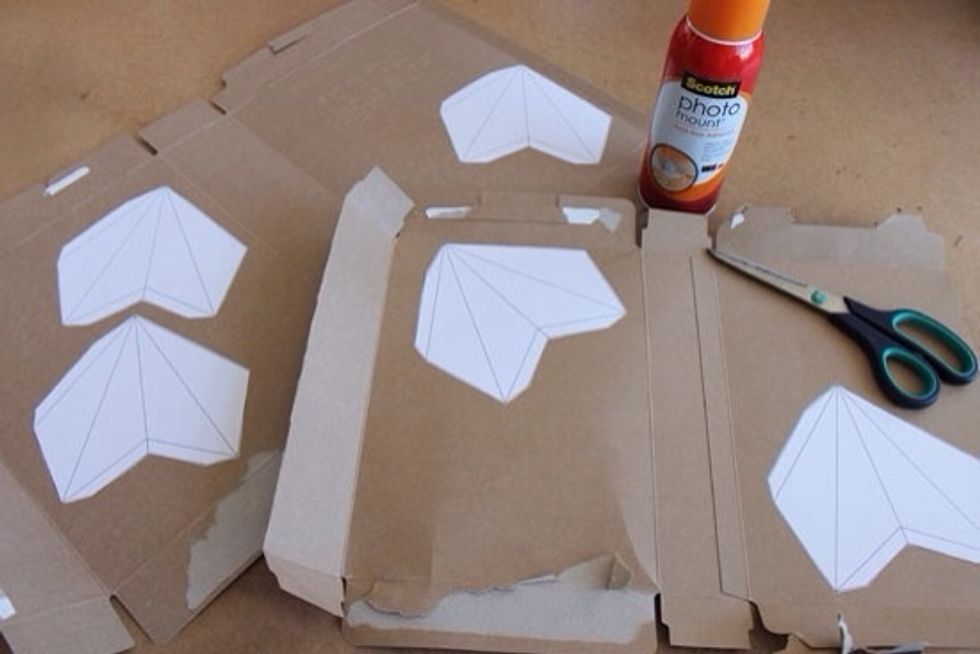 Cut out the star templates. (Download link on bit.ly/diy-star) Use your spray adhesive to glue the cut templates to your cereal box cardboard.