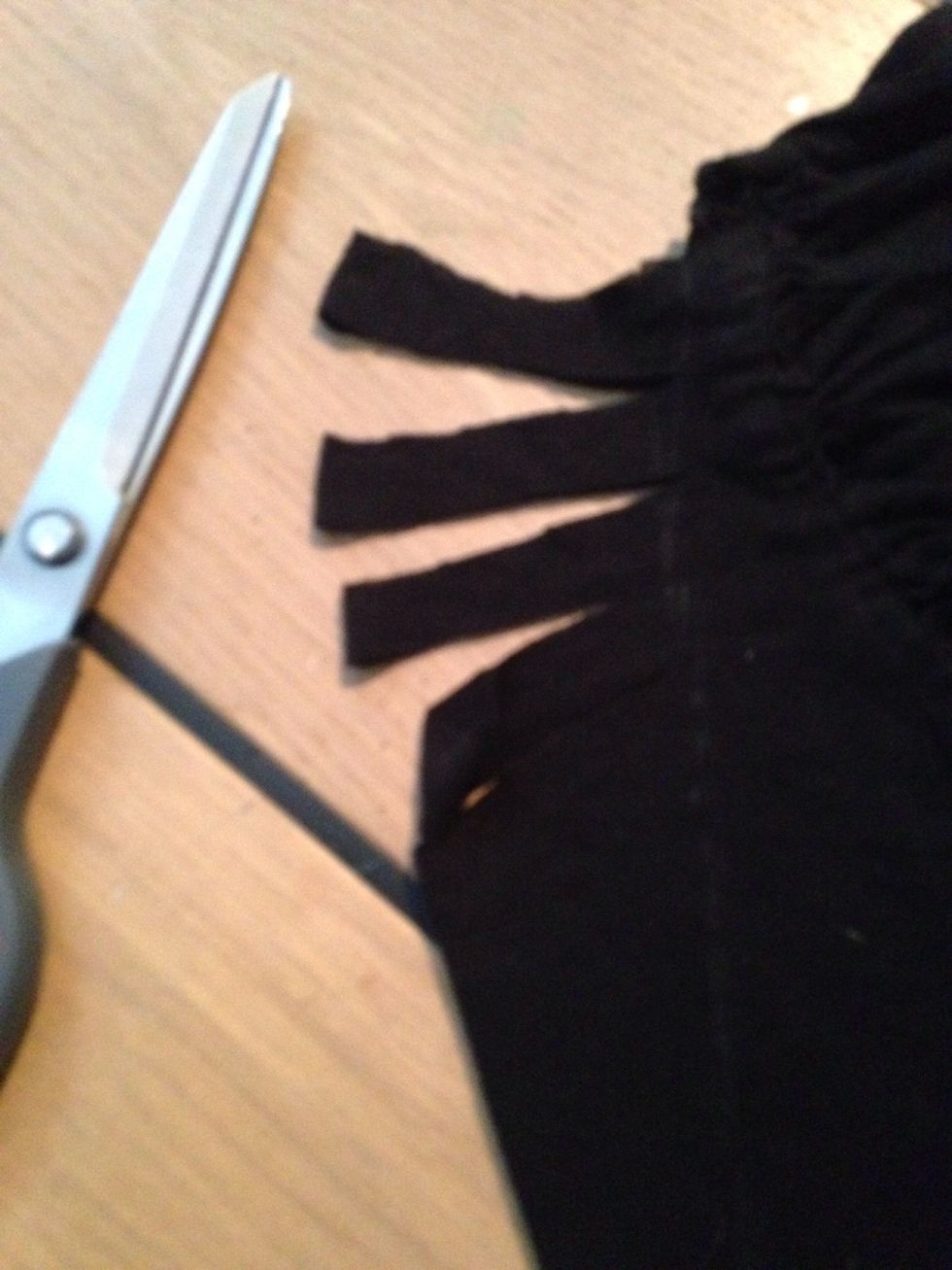 Cut out the strings. Remember not to cut further than the Line you drawed. The thickness of the strings should be about the size of your thumb. The strings doesn't have to be even