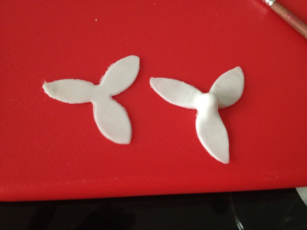 Cut out two freesias with the cutter, with one with a lump in the middle