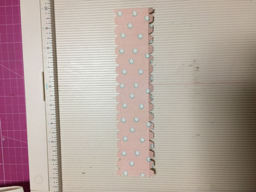 Cut paper sized 1 3/4'x8' and score each half inches and cut the side just like this