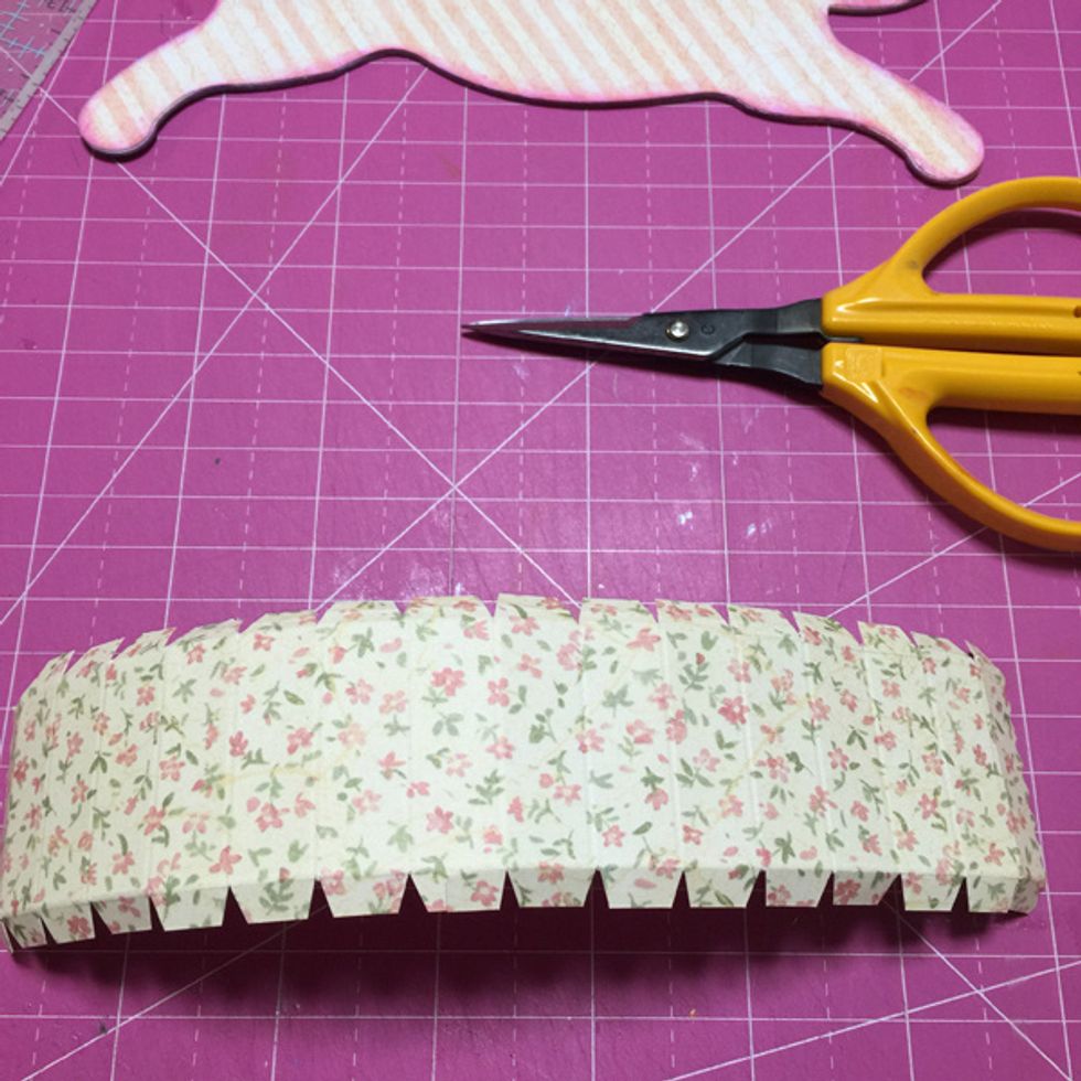 Cut paper sized 1 3/4'x8' and score each half inches and cut the side just like this