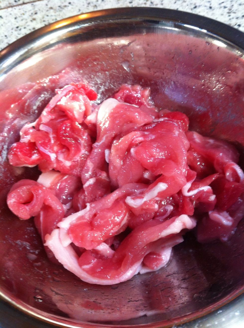 cut pork leg narrowly, and soak in 2 tablespoons of sake and bit of salt. \u8c5a\u306e\u30e2\u30e2\u8089\u3092\u7d30\u9577\u304f\u5207\u308a\u3001\u9152\u5927\u3055\u30582, \u5869\u5c11\u3005\u3092\u52a0\u3048\u307e\u3059\u3002