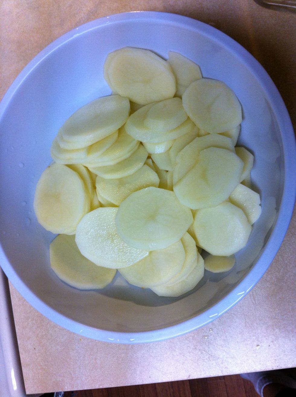 Cut potatoes in slices.