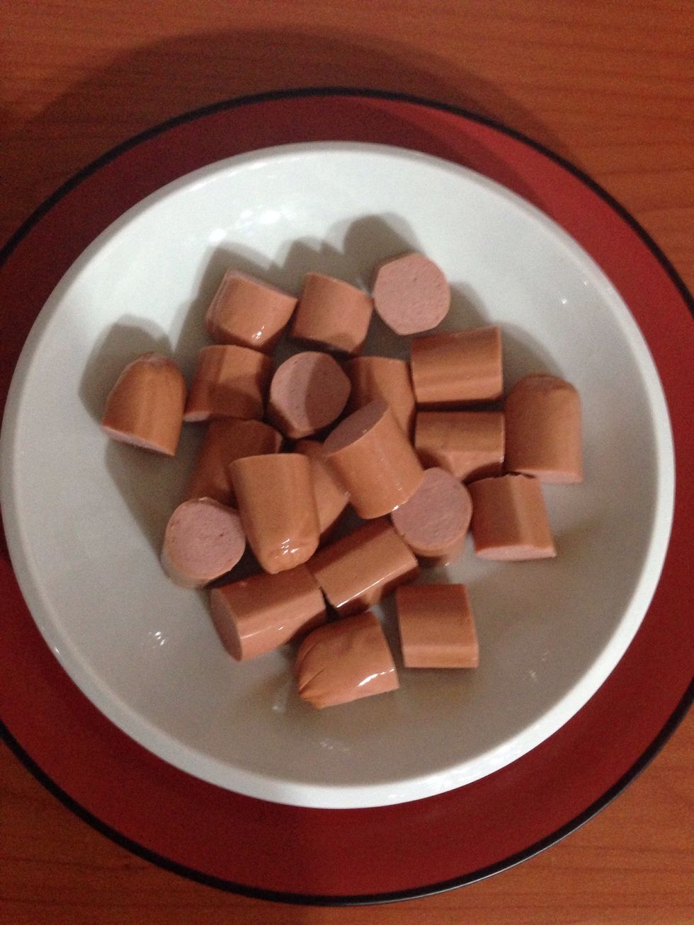 cut sausage (cortar las salchichas)