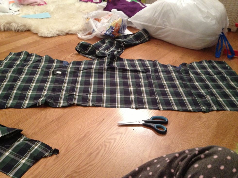 Cut so that the top part of the shirt is straight all the way through.