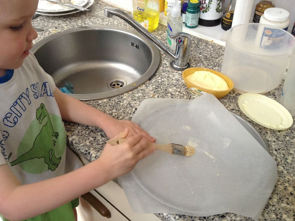 Cut some baking paper in the right shape for your oven and grease it with some soft butter and a brush. If you don't, your bread won't come off! Lay the paper on a oven plate.