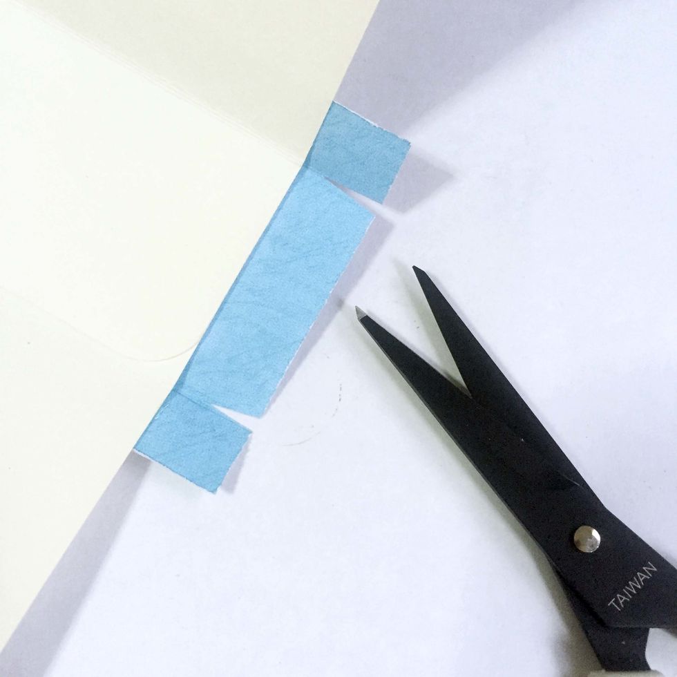 Cut tabs on the inside of the pattern paper as shown.
