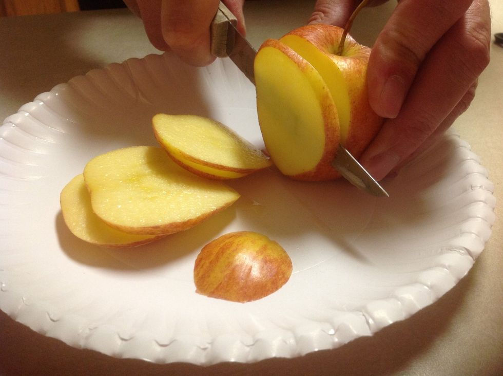 Cut the 1 apple in slices.