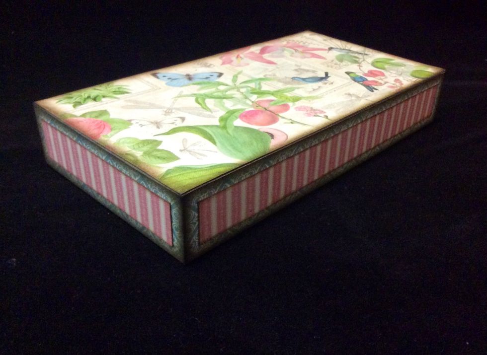Cut the 2nd layer lid mats at 5/8 x 5 3/4 and 5/8 x 2 7/8 inches, 2 of each size. Slightly ink edges to disguise paper core and adhere to lid sides.