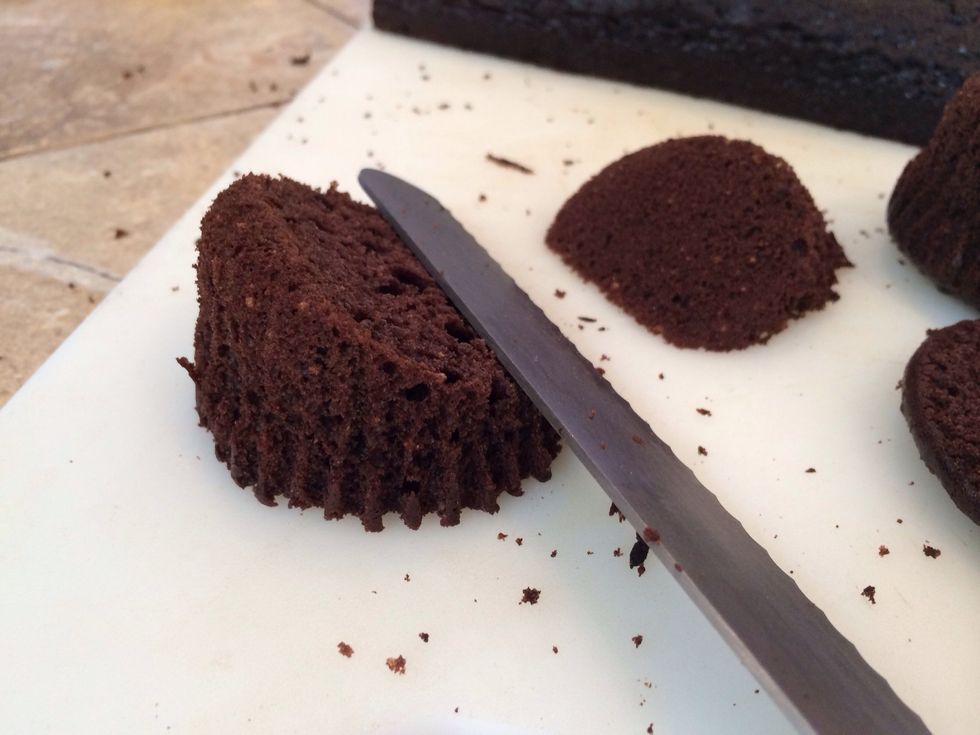 Cut the 4 cupcakes into wedges.