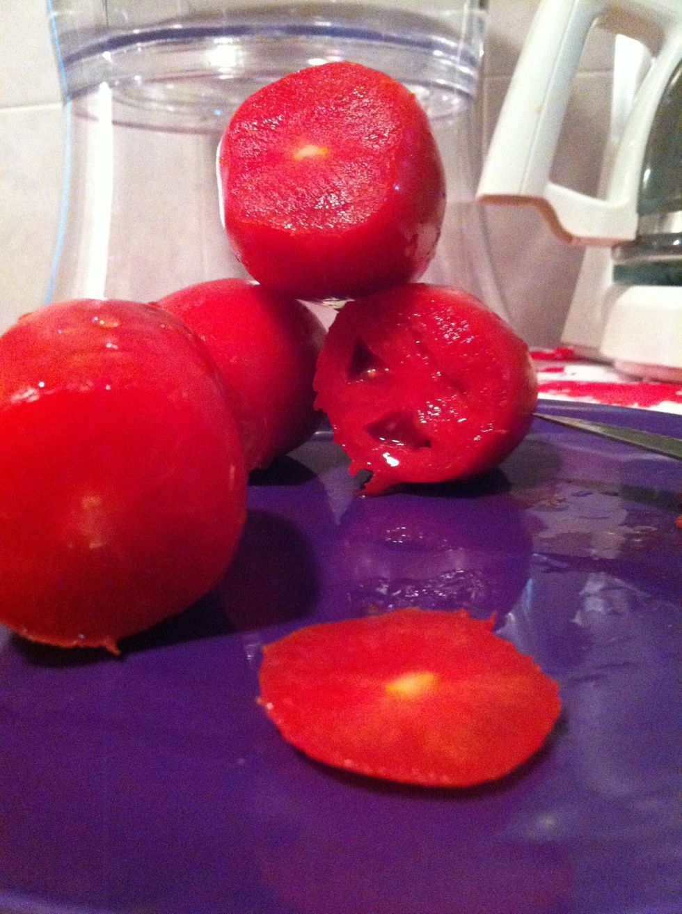 Cut the above part of the tomato