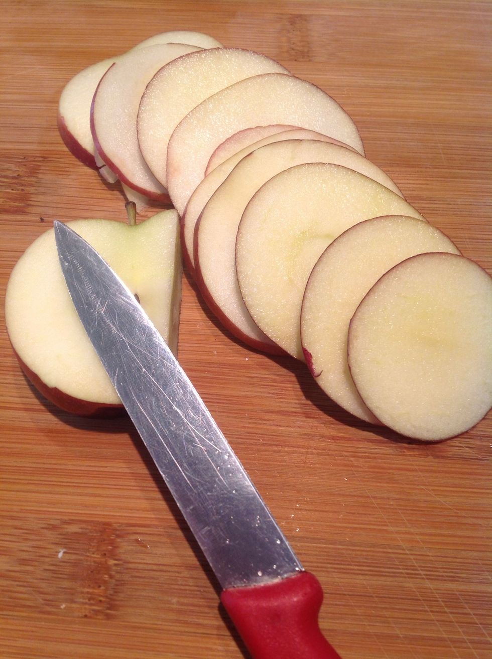 Cut the apple in thin slices